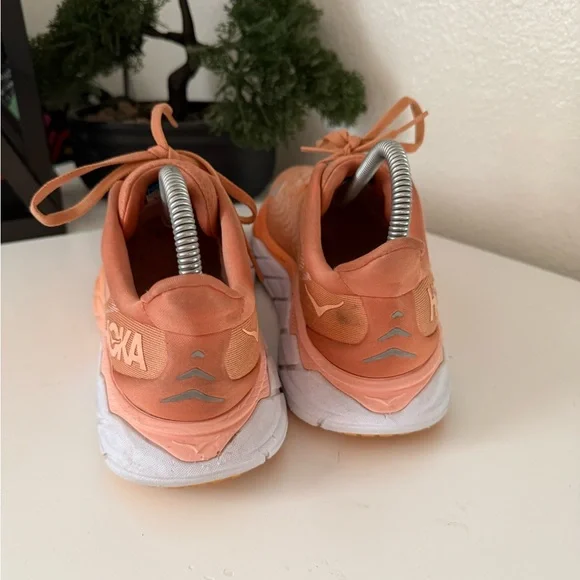 Hoka Arahi 6 Women's Coral and White Athletic Shoes - Picture 5 of 7